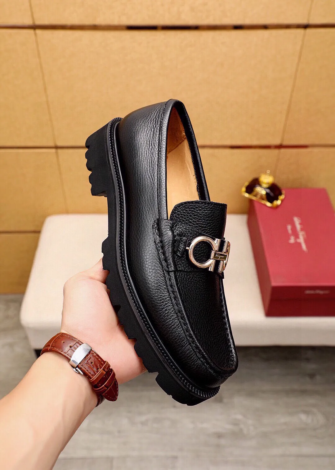 Men's shoes 💰580 💐 Product trademark: Ferragamo "Ferragamo" casual leather shoes Regular size: 38-44 (45.46🉑️customized) Product materials: Selected imported first-layer pebbled cowhide leather upper + luxury hardware buckle, imported water-dyed cowhide leather lining. Strong three-dimensional visual effect, original outsole color: 4⃣️seed leather materials available